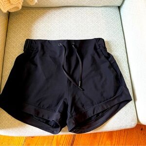 Black drawstring lululemon shorts with pockets, sz 6